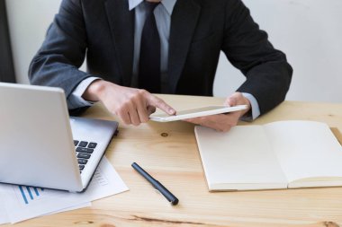 işadamı Office dijital tablet bir şey izliyor