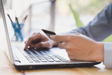 Yapılan online p bir kredi kartı niyet tutan işadamı el