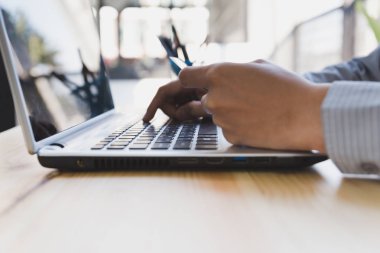 Yapılan online p bir kredi kartı niyet tutan işadamı el