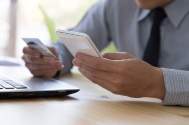 Yapılan online p bir kredi kartı niyet tutan işadamı el