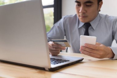 Yapılan online p bir kredi kartı niyet tutan işadamı el