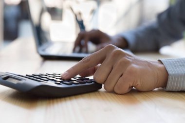 Finansal verilerini bilgisayara analiz ve sayma işadamı