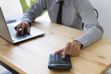 Finansal verilerini bilgisayara analiz ve sayma işadamı