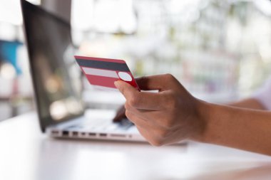 kredi kartı ile online shoppi için dizüstü bilgisayar tutan kadın