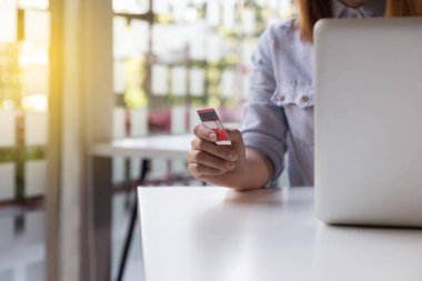 kredi kartı ile online shoppi için dizüstü bilgisayar tutan kadın