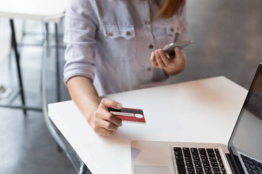 eller kadın kredi kartı tutan ve mobil akıllı telefonu için kullanma