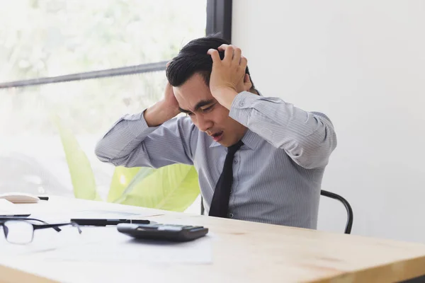 Empresario estresado con problemas y dolor de cabeza en el trabajo — Foto de Stock