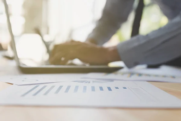 As mãos do empresário analisando gráficos e gráficos e digitando em m — Fotografia de Stock