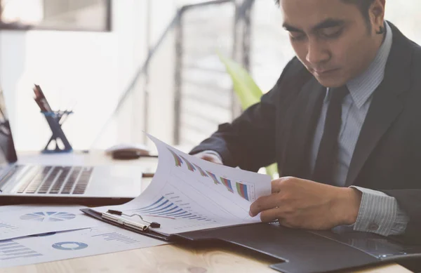 Empresário analisando gráficos e gráficos com compu laptop moderno — Fotografia de Stock