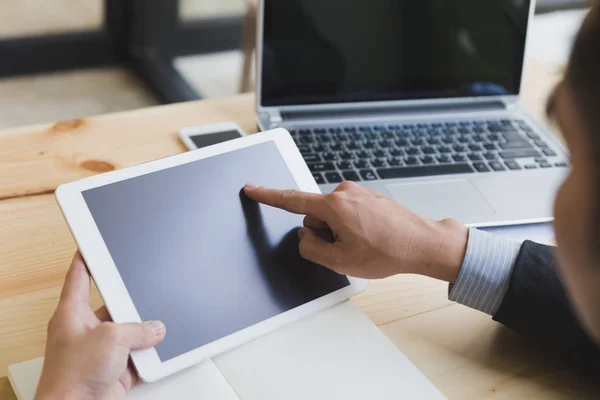 Hombre de negocios viendo algo en la tableta digital en la oficina — Foto de Stock