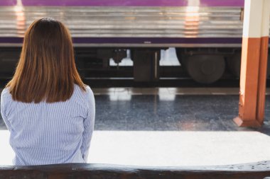 Tra sırt ile istasyonu platformu üzerinde bekleyen genç kadın