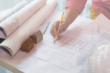 Ofisteki planlarla çalışan mimar veya mühendis, Constru