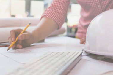 Ofisteki planlarla çalışan mimar veya mühendis, Constru