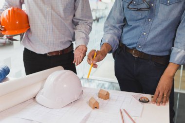 Ofisteki planlarla çalışan mimar ya da mühendis toplantısı