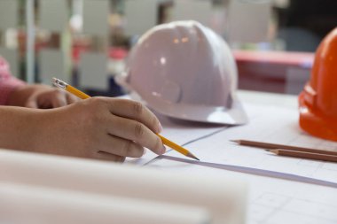 Ofisteki planlarla çalışan mimar veya mühendis, Constru