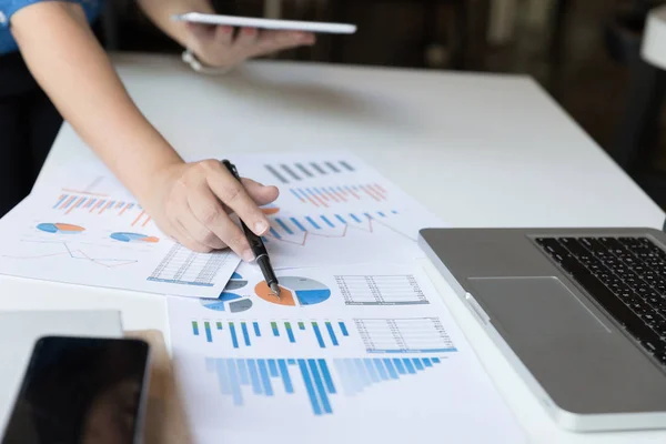 Mujer de negocios analizando tablas de ingresos y gráficos con t digital — Foto de Stock