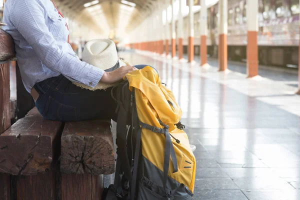 Jonge vrouw te wachten op het perron van het station met rugzak op tra — Stockfoto