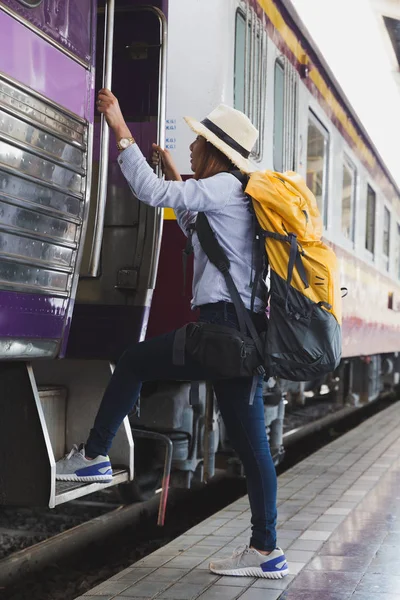 Reiziger meisje met rugzak lopen de trein alleen. reizen jour — Stockfoto