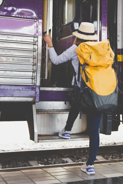 Reiziger meisje met rugzak lopen de trein alleen. reizen jour — Stockfoto