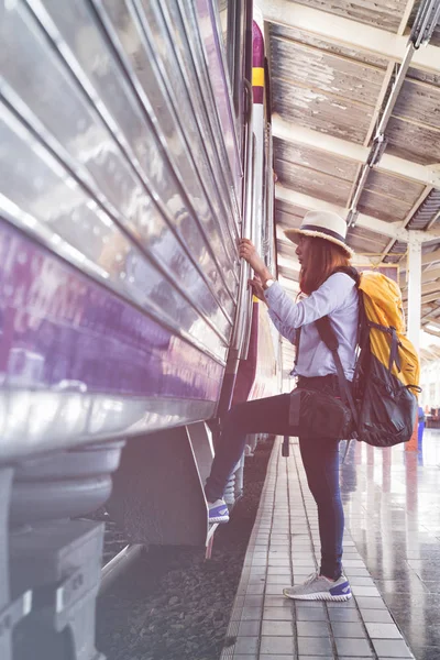 Reiziger meisje met rugzak lopen de trein alleen. reizen jour — Stockfoto