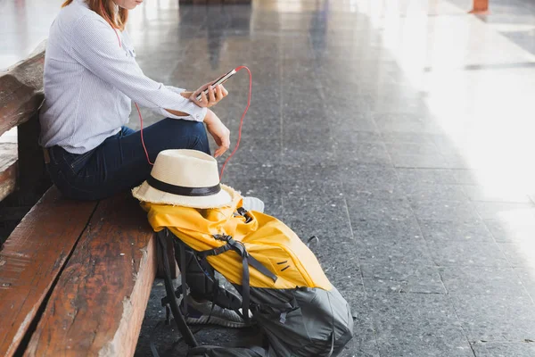 Jovem esperando na plataforma da estação com mochila no tra — Fotografia de Stock