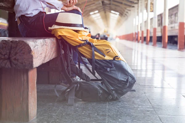 Jonge vrouw te wachten op het perron van het station met rugzak op tra — Stockfoto