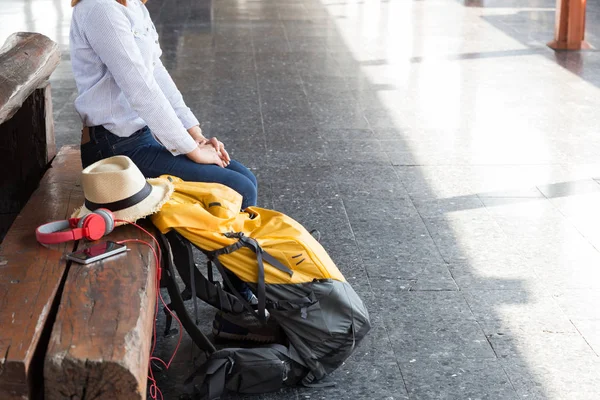 Jovem esperando na plataforma da estação com mochila no tra — Fotografia de Stock