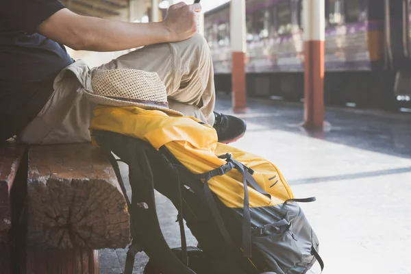 Jonge man te wachten op het perron van het station met rugzak op trein — Stockfoto