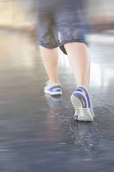 Young woman run on the station platform with backpack on train s — Stock Photo, Image