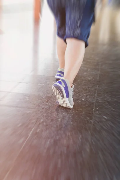 Mujer joven correr en la plataforma de la estación con mochila en tren s — Foto de Stock