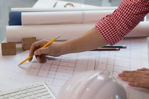 Arquitecto o ingeniero trabajando con planos en oficina, Constru — Foto de Stock