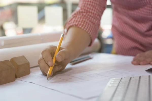 Arquitecto o ingeniero trabajando con planos en oficina, Constru — Foto de Stock