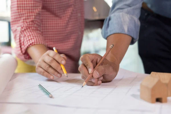 Reunión de arquitectos o ingenieros, trabajando con planos en la oficina — Foto de Stock