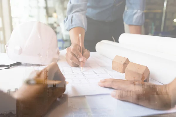 Reunión de arquitectos o ingenieros, trabajando con planos en la oficina — Foto de Stock