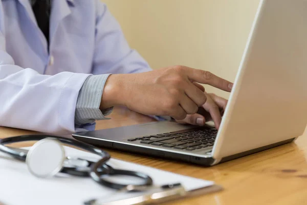 Arzt zeigt Krankenakte auf seinem Computer, zeigt er eine — Stockfoto