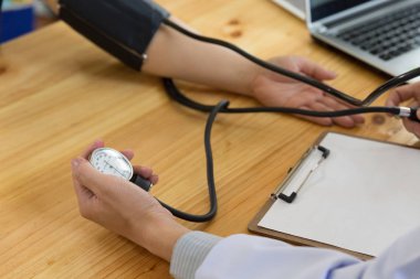 Tansiyon ölçme. Doktor ve hasta. Sağlık Hizmetleri.