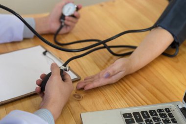 Tansiyon ölçme. Doktor ve hasta. Sağlık Hizmetleri.