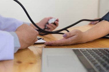 Tansiyon ölçme. Doktor ve hasta. Sağlık Hizmetleri.