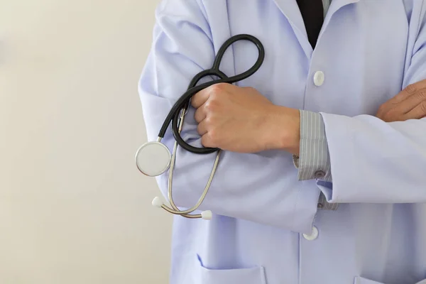 Joven doctor, médico sosteniendo su estetoscopio en la mano en el trabajo — Foto de Stock