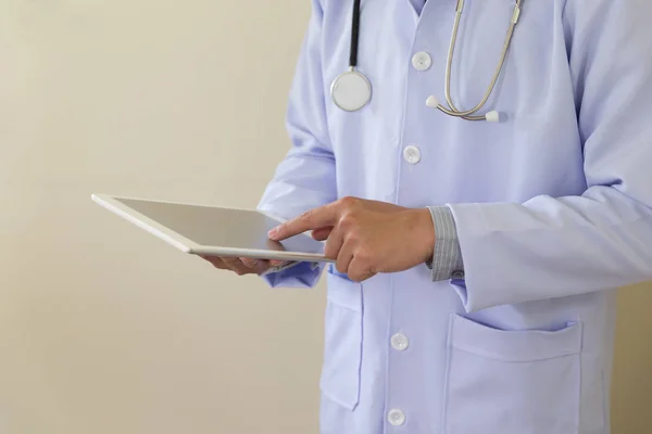 Arzt im weißen Laborkittel bei der Arbeit mit seinem Tablet-Computer — Stockfoto