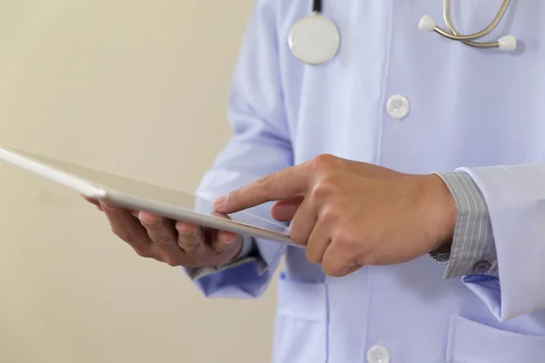 Arzt im weißen Laborkittel bei der Arbeit mit seinem Tablet-Computer — Stockfoto