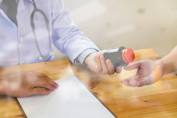 Médico médico prescribiendo píldoras a la mujer paciente — Foto de Stock