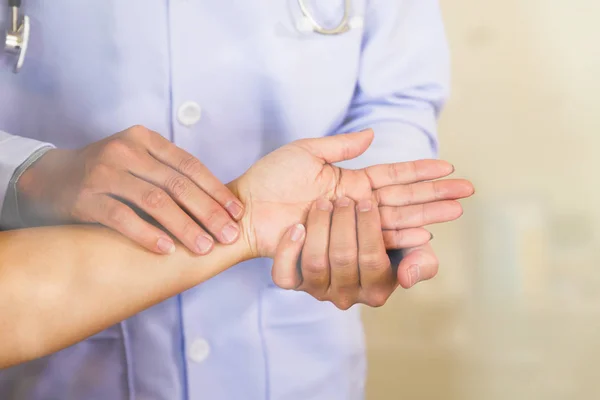 Médico manos sensación pulso en muñeca femenina — Foto de Stock