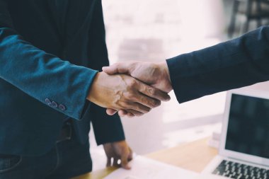 Ofis - takım çalışması, coop toplantıda sonra işadamı el sıkışma