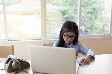 Çevrimiçi eğitim, öğrenme, yazma güzel öğrenci okul kızı