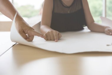 Kask ile bir İnşaat bl, küçük mühendis kız