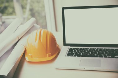 dizüstü bilgisayar, turuncu kask, blueprint rol ile mühendis Masası