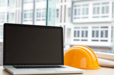 dizüstü bilgisayar, turuncu kask, blueprint rol ile mühendis Masası