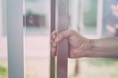 El tutarak kapı kolu, kapı açma, seçici odak