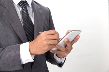 mobil akıllı pho kullanarak gri takım elbise giymiş genç Asya iş adamı